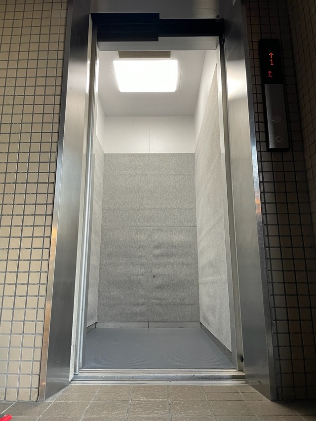 エレベーター内ダイノック施工